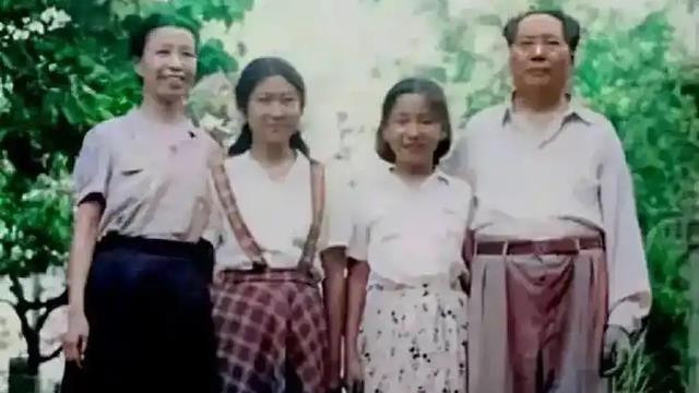 李讷晚年谈到李敏，含泪说：姐姐在我最困难的时候，总是给我塞钱