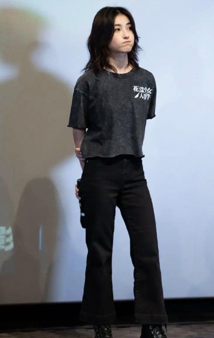 张子枫穿私服比红毯礼服好看太多了，终于get到了她的颜值。