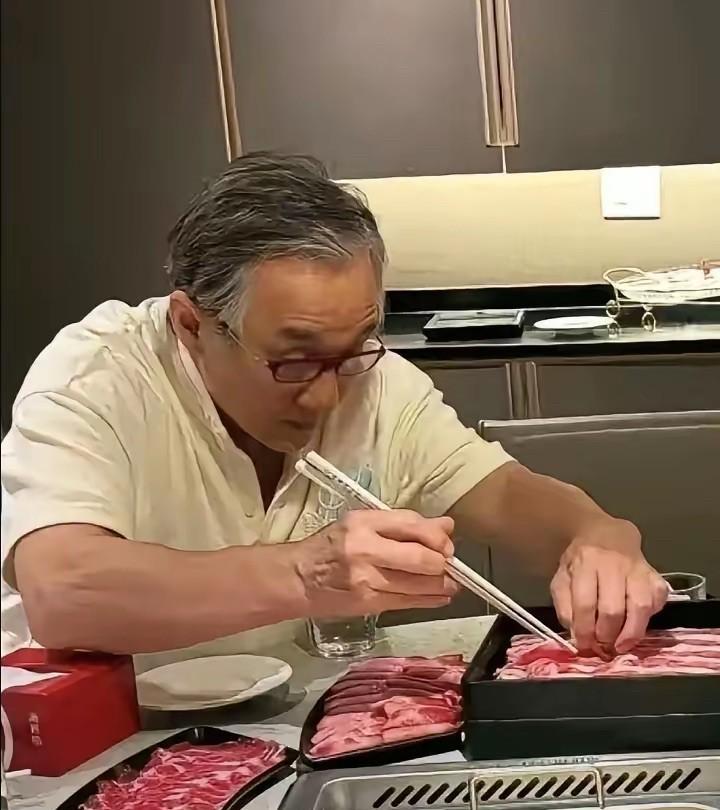 朋友们可以看出来这位花甲老人是谁了吗？一晃几十年过去了，我们的偶像也老了，一根根