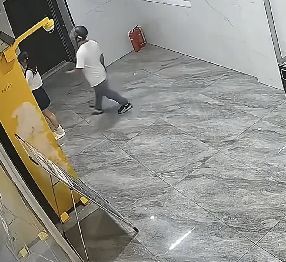 90后男子凌晨跟踪女孩进公寓实施猥亵，目前已经被捕，男子还戴着一个头盔，很明显他