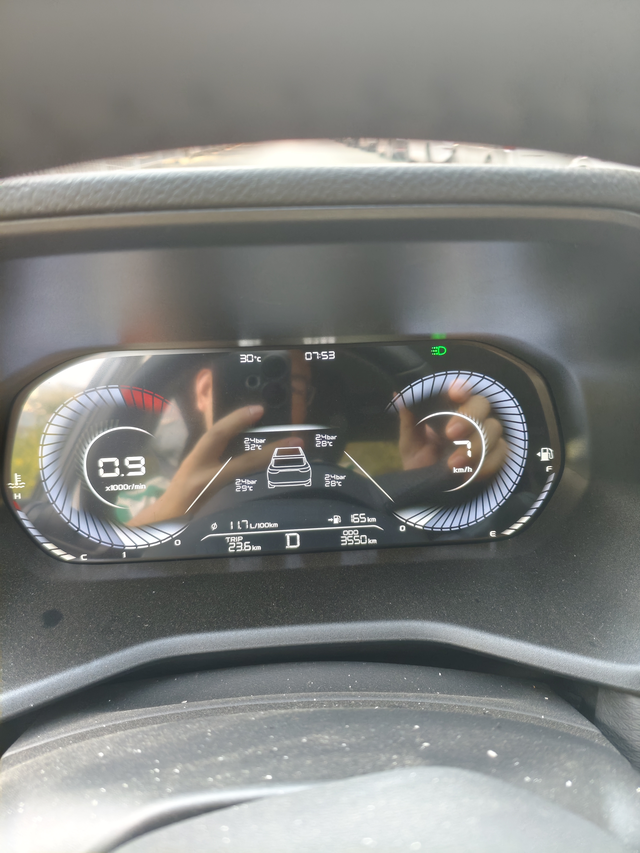 吉利帝豪油耗百公里11.7升
吉利帝豪油耗：3500公里，11.7升百公里，真离