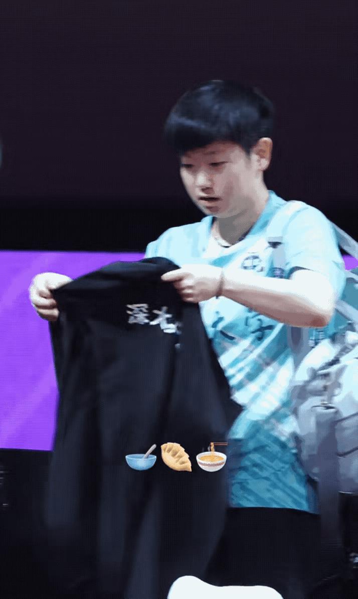 准备散场的妹宝找外套，
深大的外套一个样
拿起一件不是自己的
再拿一件还不是自己