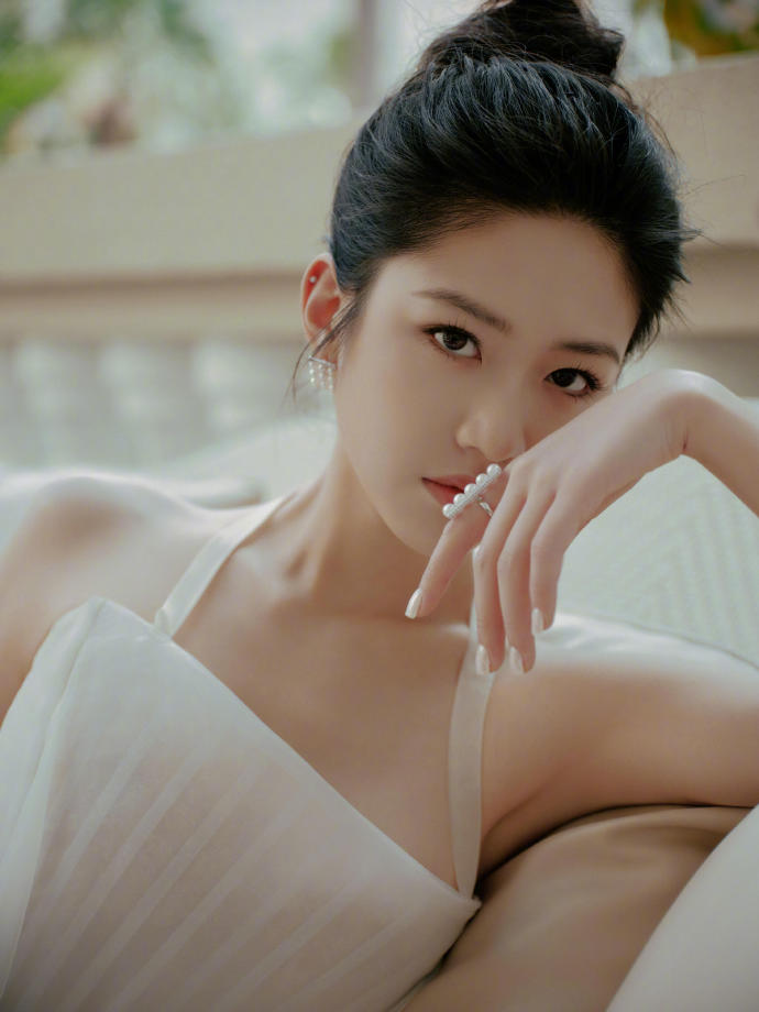 向涵之亭亭玉立的白天鹅

向涵之亮相爱奇艺尖叫之夜造型，这完全是白天鹅本人吧。优