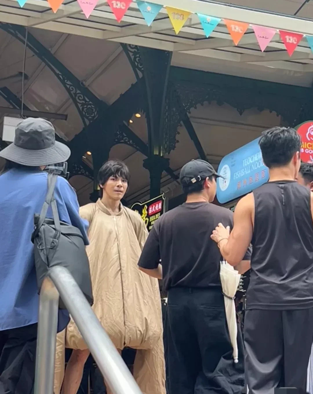 向佐新加坡奇装异服引热议











什么情况？向佐在新加坡的打扮让人