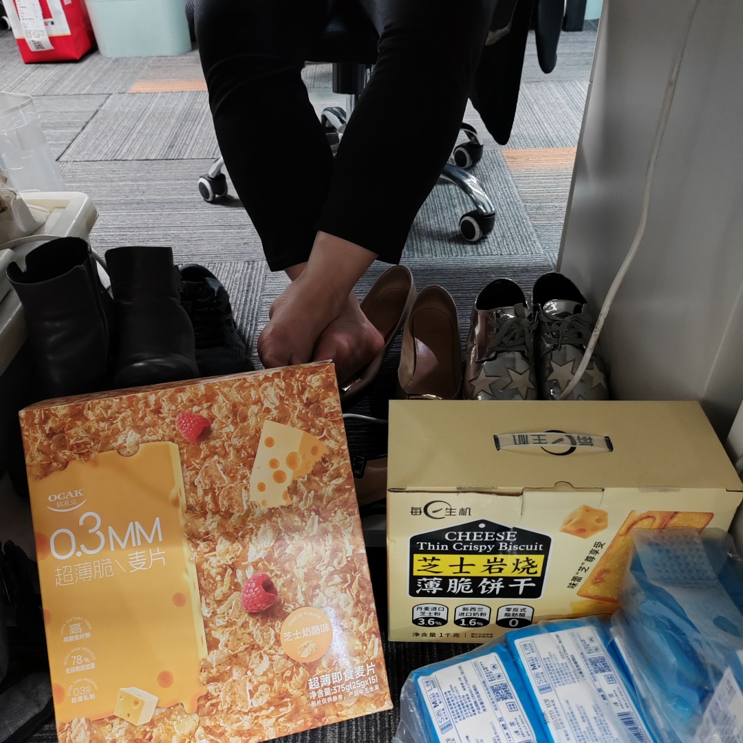 同事拖鞋上班好臭怎么办？