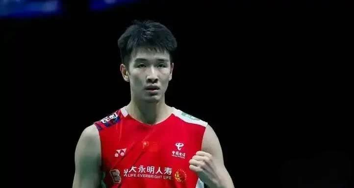 北京时间7月24日下午，2025中国羽毛球公开赛刚刚结束了一场男单1/8决赛，男