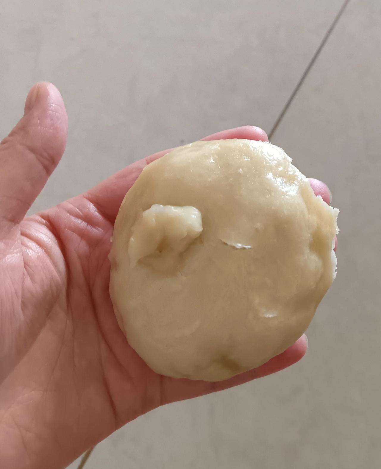 馒头蒸成这样我也是服了自己。
今天心血来潮，想吃馒头就学着自己在家做。考虑到自己
