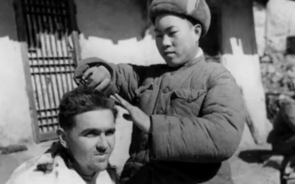 1950年，一个美国士兵被中国志愿军俘虏，士兵凶狠地说：“快把我处死吧”，可看到