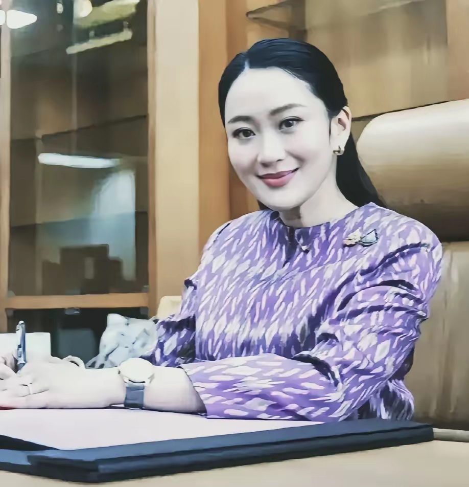 洪森这下彻底颜面扫地。  

柬埔寨特种兵踹开电诈园区铁门时，他儿子洪玛奈正亲自