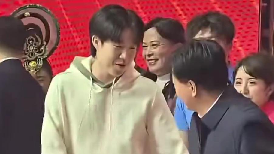 路走宽了！王楚钦晚会合影主动和领导谦让C位，挨着领导坐一脸乖巧