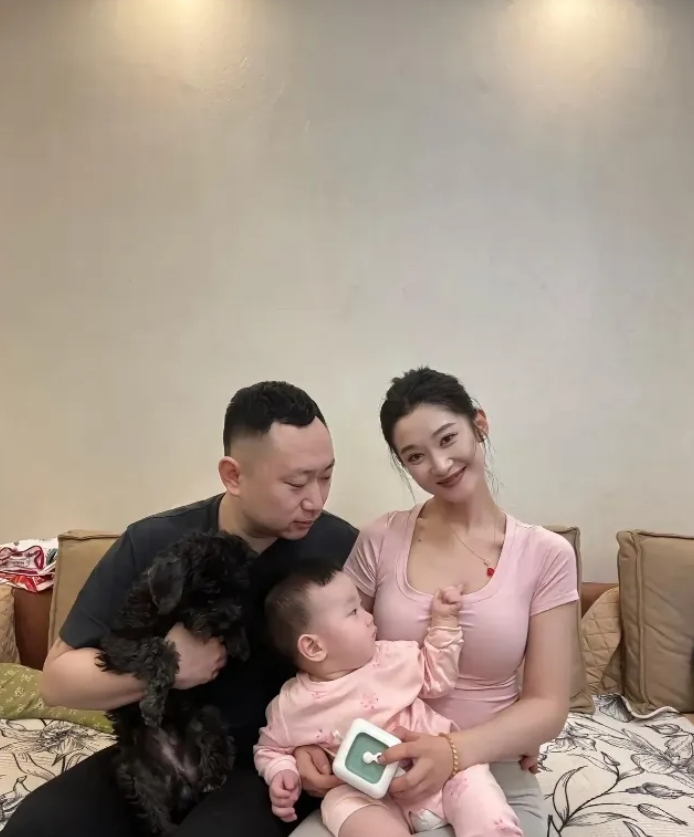 不怪大哥一脸幸福，换谁谁不是。