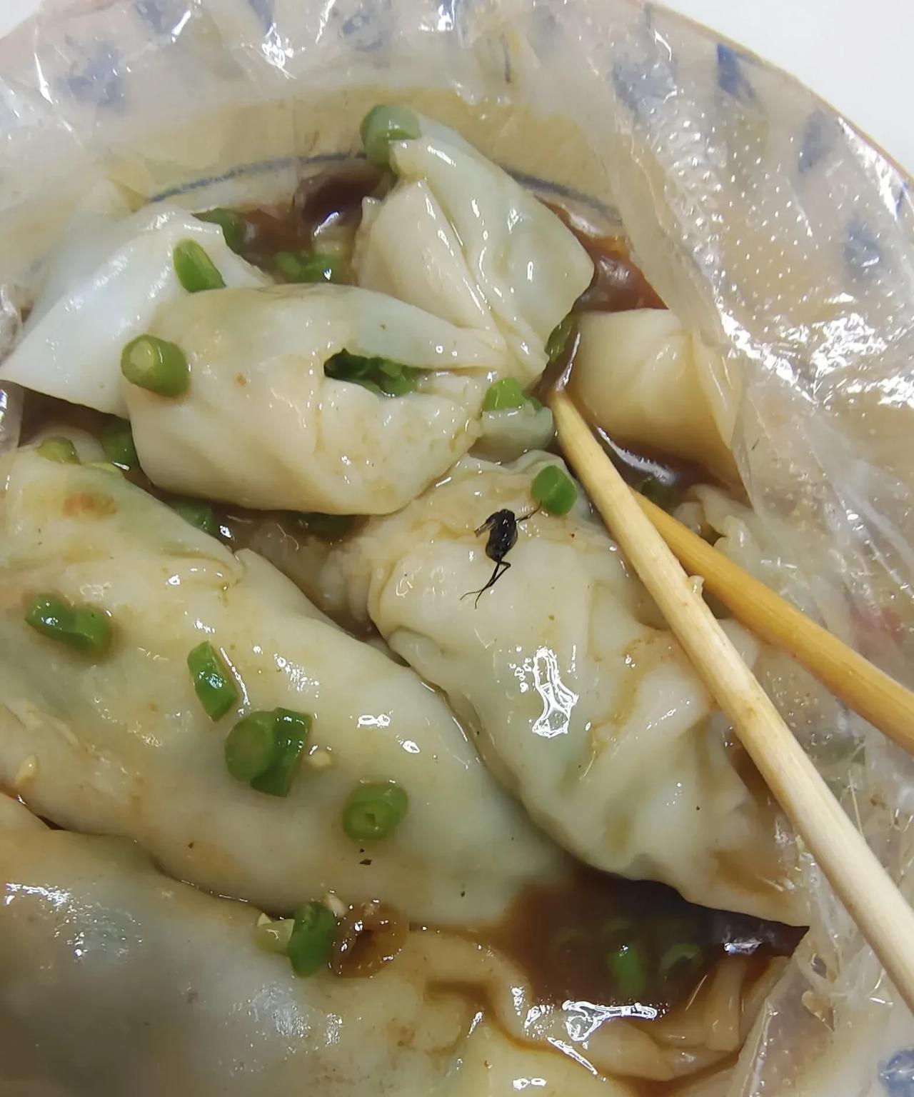 早上刚吃了两口就看到了这个东西，我怎么办？我要不要去找老板吵一架？
真的是太恶心