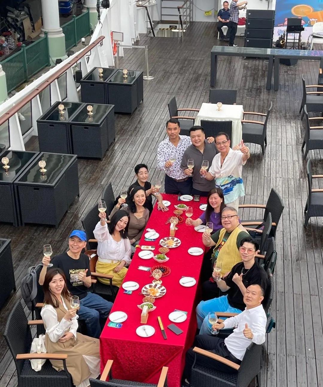 亚视停播9年！一众前艺人聚会吃大餐，勾肩搭背关系好
近日，杨玉梅在个人社交账号上
