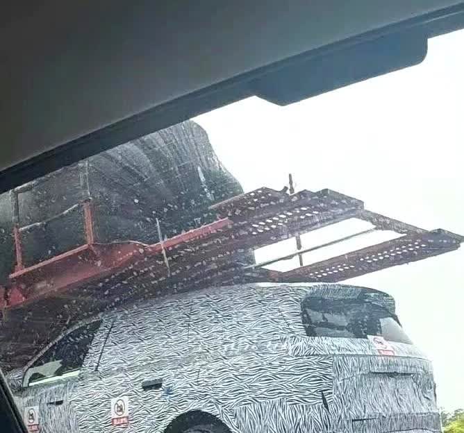 疑似大换代的问界M7伪装车曝光！

有网友在高速在一辆板车上面发现了这辆车，