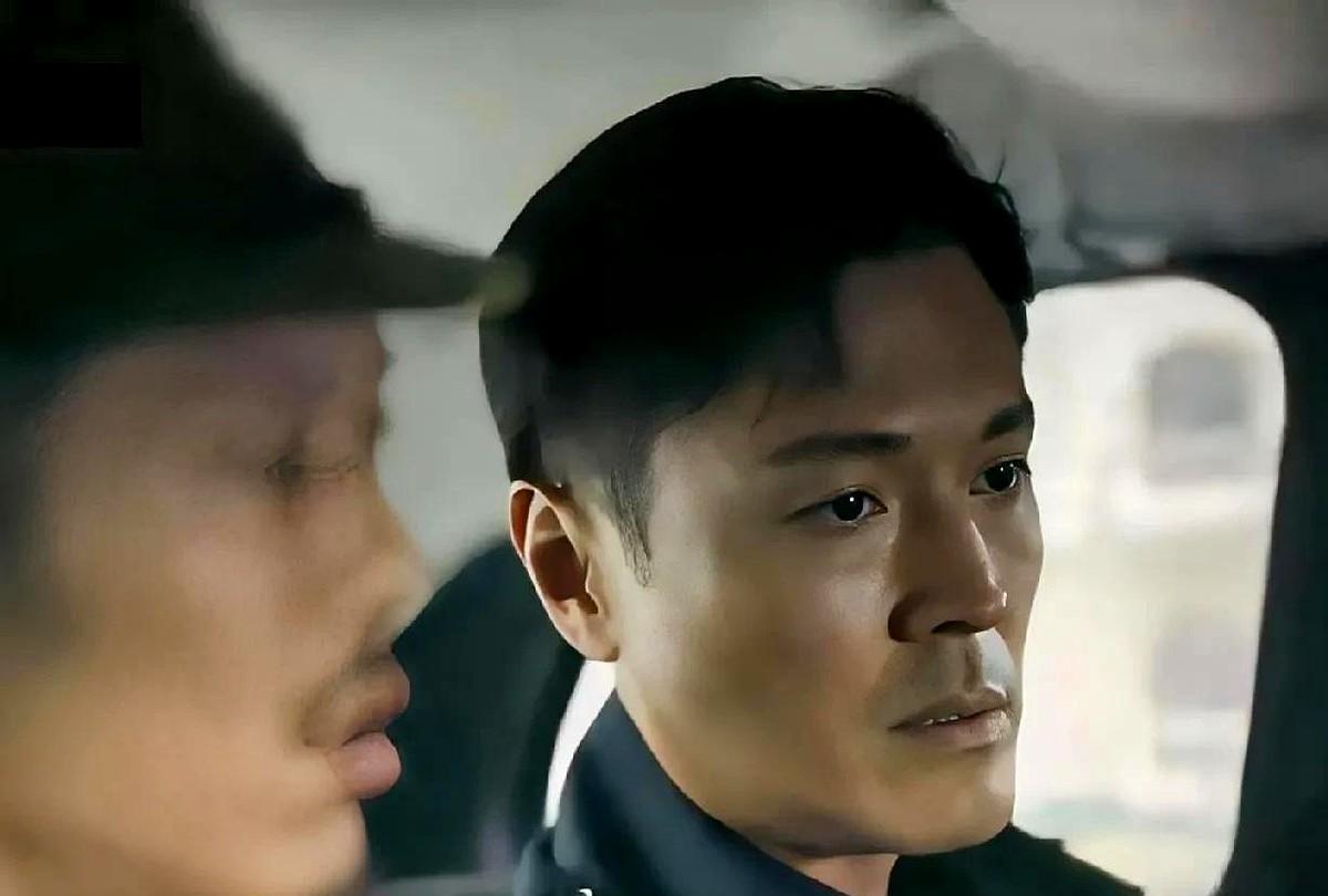 《潜渊》下集预告：
原来黄晓明饰演的梁朔，第二重身份，是军统的人，天蝎就是梁朔的