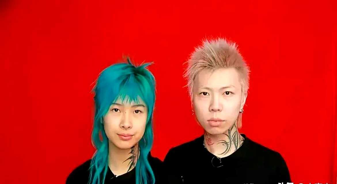 武汉一对新人结婚，造型相当带劲。铆钉皮衣，彩色脏辫，金属配饰，不知道的还以为是摇