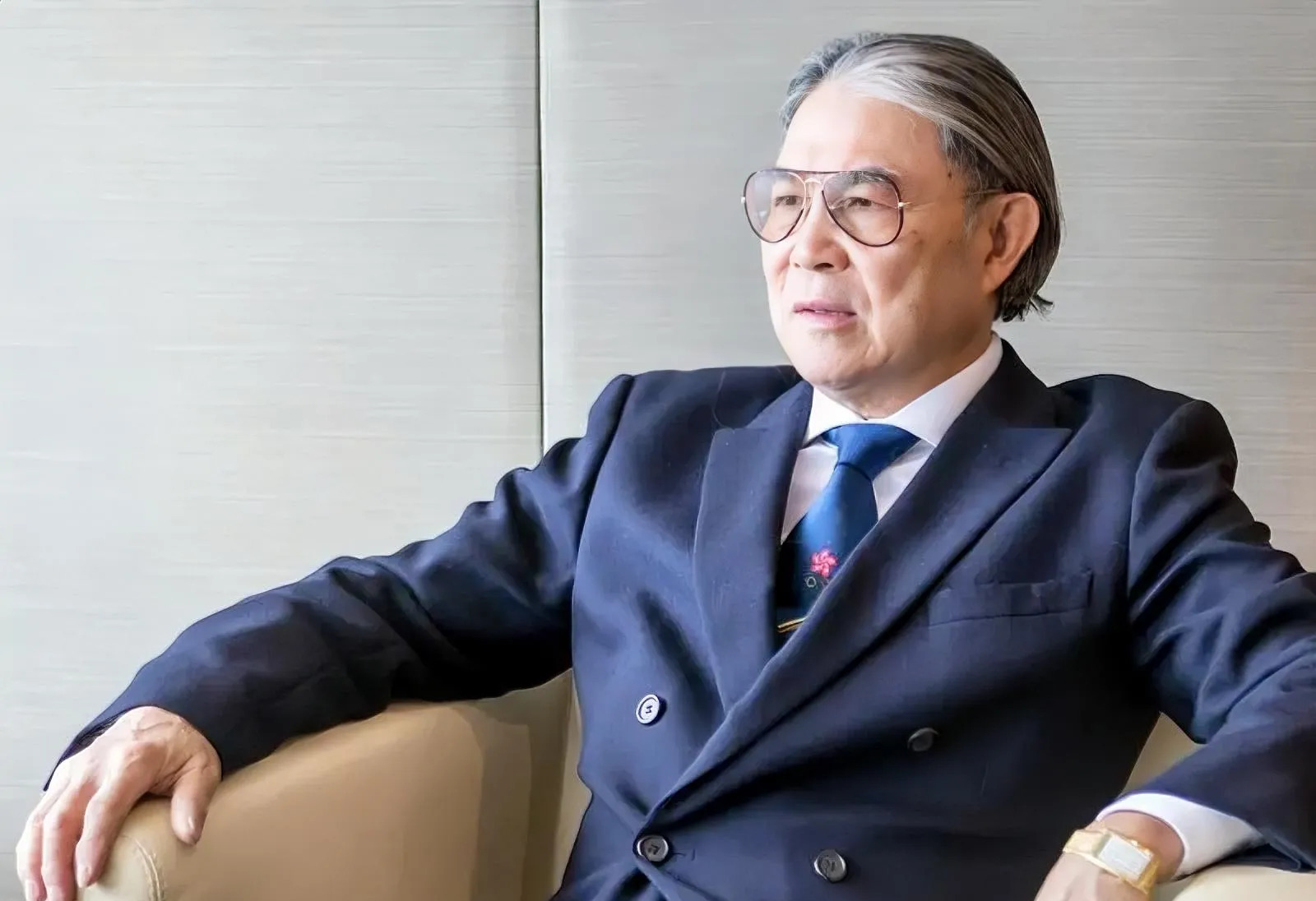 霍震霆要保重身体











震惊！70多岁的霍震霆还在为国奔波，竟然