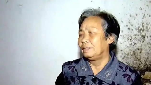 恶人自有恶人磨！只因大儿媳吃了一只鸡，老人就逼得她喝药自杀！老宅拆迁后，老人偏心