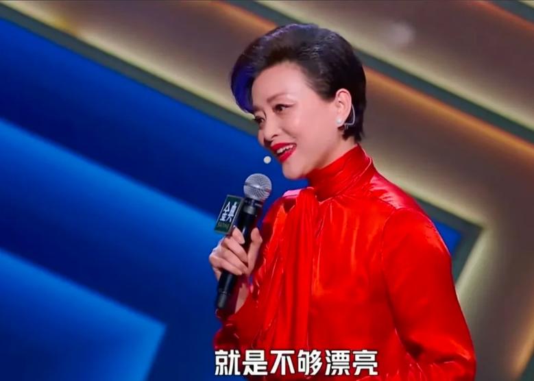 主持人杨澜说：“其实我成为主持人也挺难的，大四的一天，我正在校园里打开水，我的辅