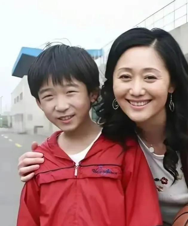 梅婷宠着、闫妮护着，长得不帅气却让大咖轮流作配，他啥来头