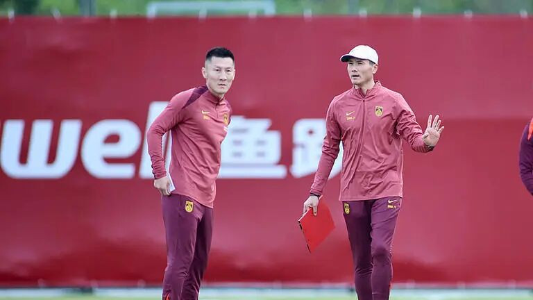 国足补招20岁新星赴迪拜，青春风暴踏实启程，年轻化迈出务实一步