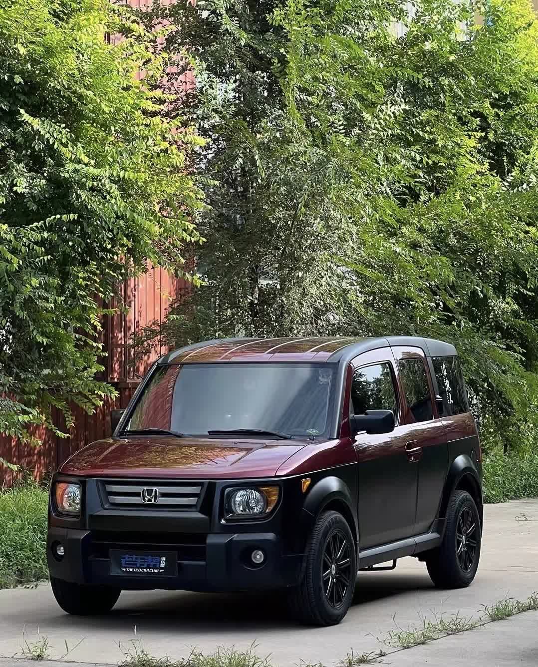 第一次见类型本田车，很稀有的车型。方方正正挺好看的，还是与劳斯一样对开门，谁知道