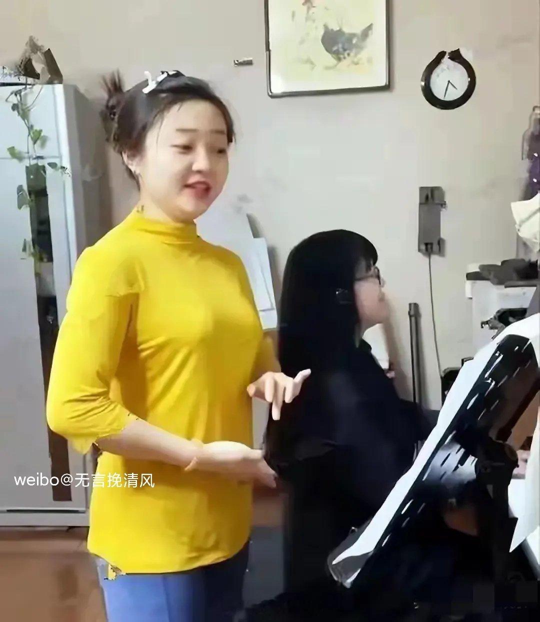 这就是当年《奥运会》上唱歌的林妙可吗？
这么多年了怎么还是这种打扮？
这么多年了