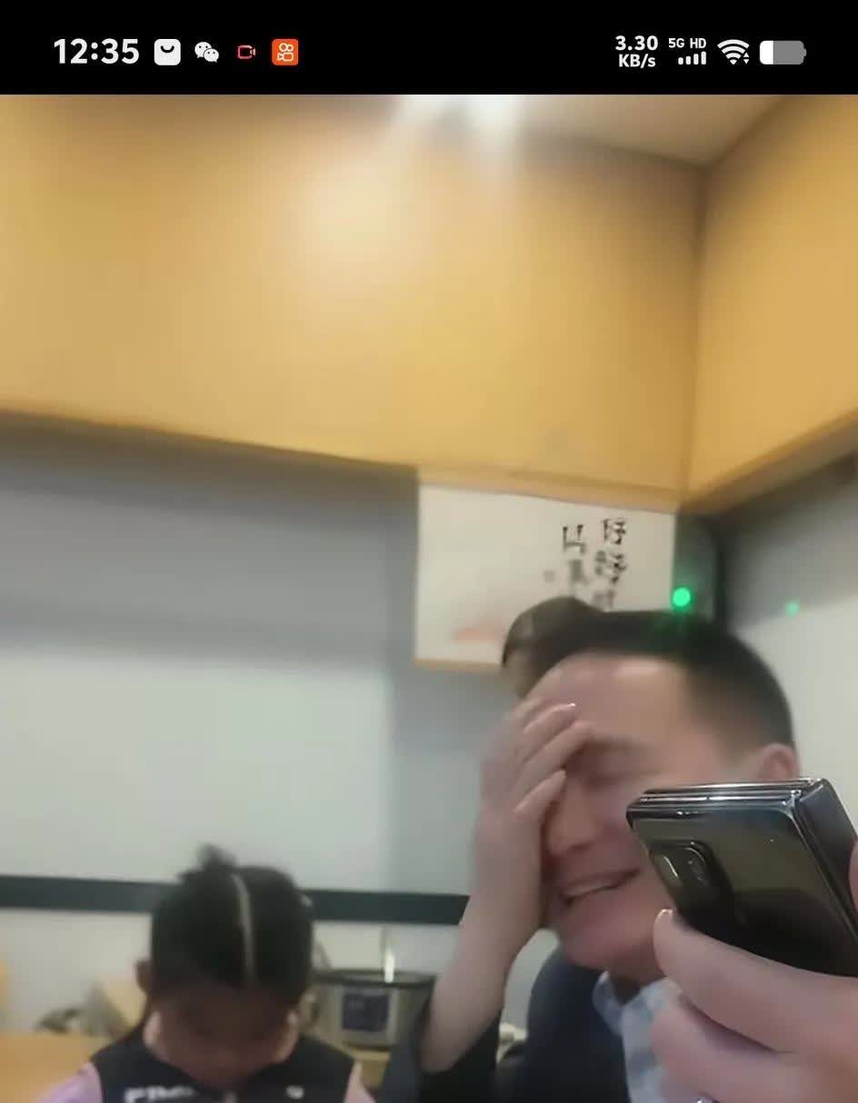 谢浩楠与大妹妹的互动好有爱！大妹妹展示出了一件橙色的裙子，说这个裙子是妈妈在谢浩