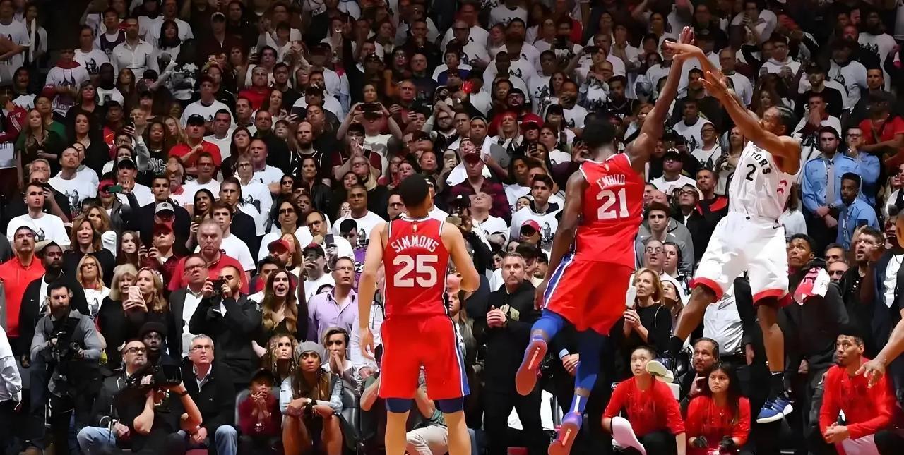 19年小卡那记三分绝杀绝对是NBA历史上季后赛最逆天的绝杀之一，篮球连磕4下掉入