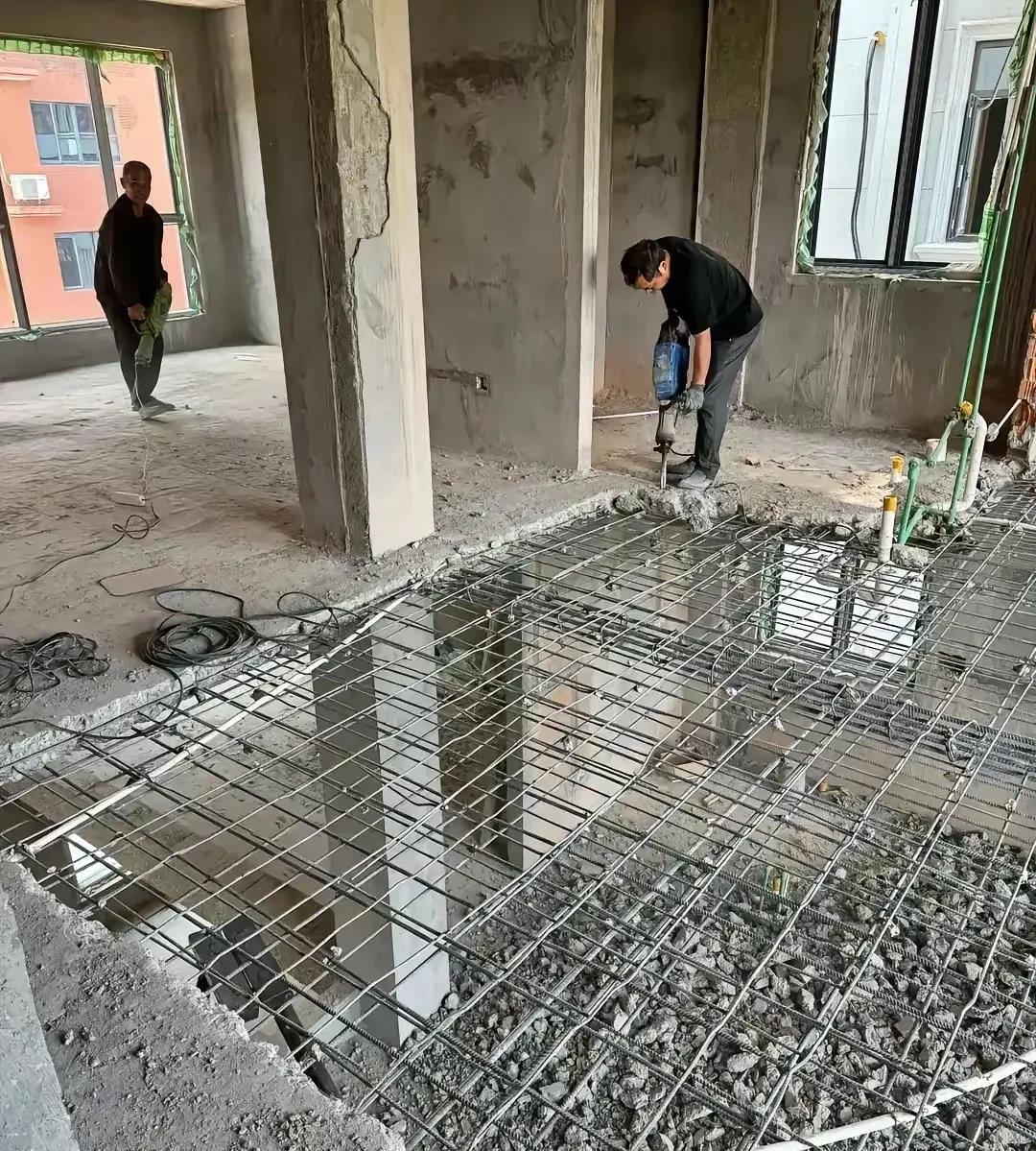 现在的建筑单位是不是没活找活干，要不折腾没钱可挣呢？
你说这是好好的楼板为啥要剔