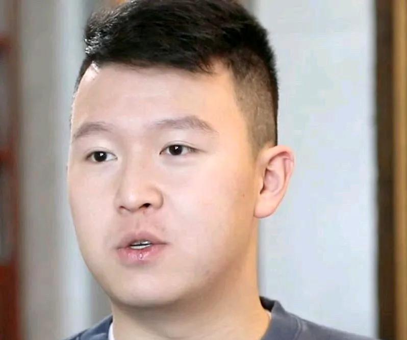 没想到英达儿子英如镝直播翻车了！他公开嘲讽巴图演技差，酸溜溜说人家全靠妈妈宋丹丹