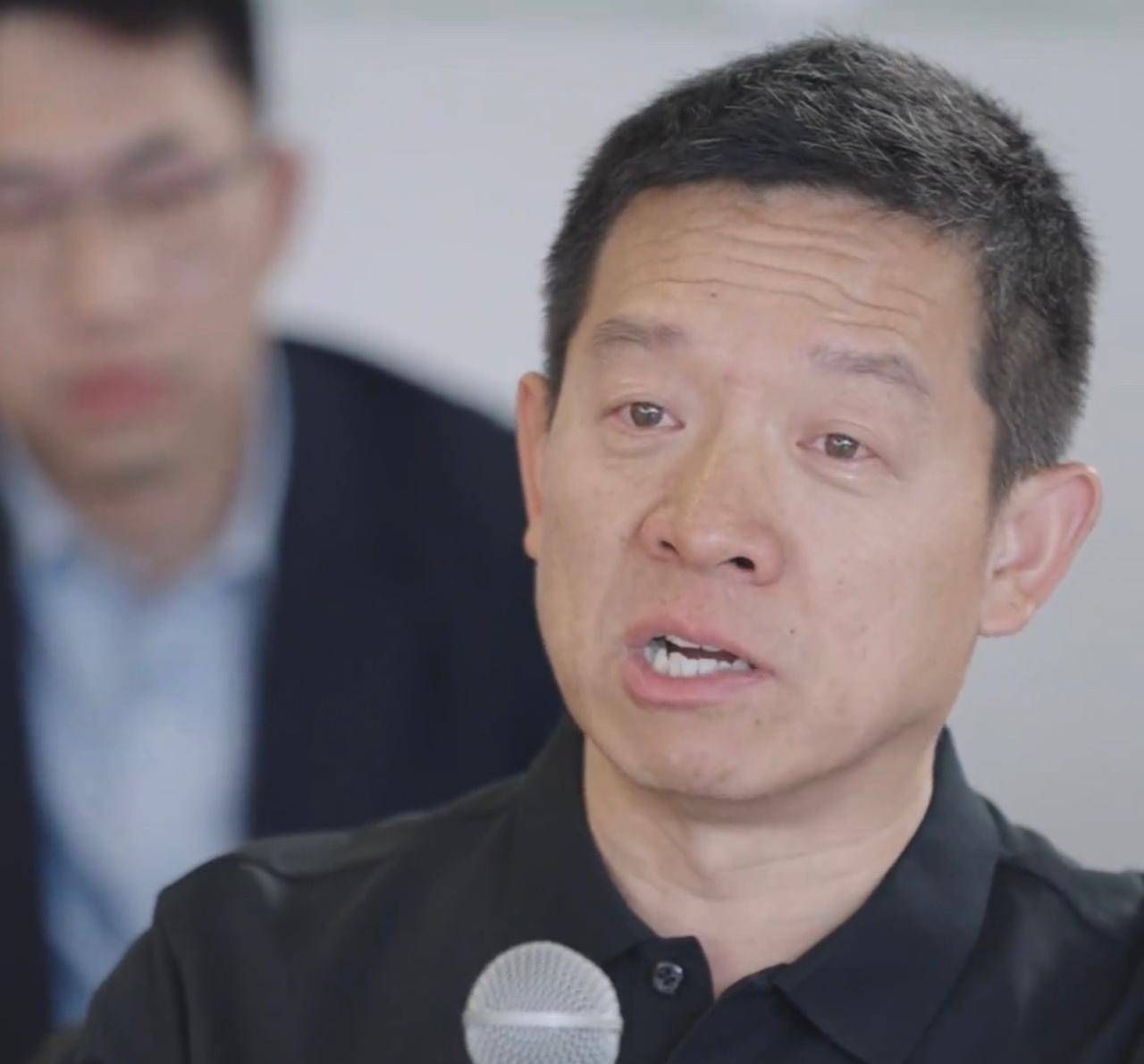 贾跃亭泪流满面
这一次泪洒当场，不知道他内心作何感想，想必他在感叹这一路走来非常