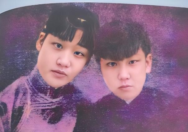 下图左边一位是袁世凯的三女儿袁静雪，她是袁世凯32个子女中最受宠一位，结局也算是
