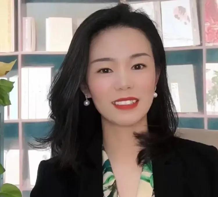 大家喷她不是说要抨击女性外貌，的确律师这个职业不是靠颜值吃饭的 。
郭延娇自己一