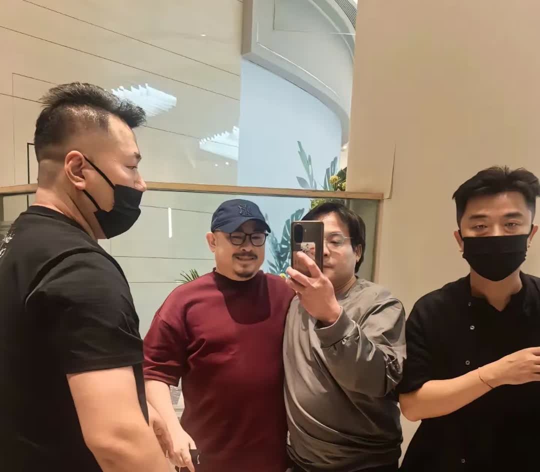 在酒店遇到了刀郎！昨晚刀郎南宁演唱会现身当地某酒店，以为戴着帽子不会被认出，没想
