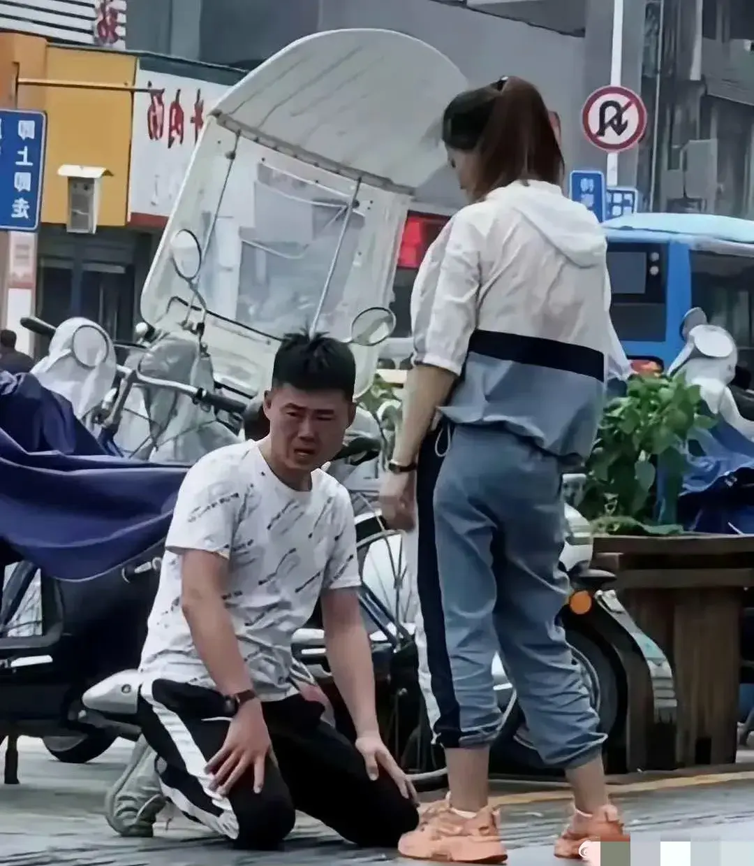 这是犯了多大的错啊，要当众下跪