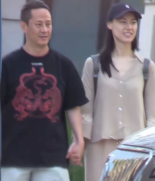 36岁梁洛施与45岁马浴柯牵手逛街

梁洛施终于找了一个爱他的男人，丝毫不嫌弃她
