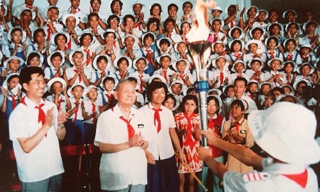 1983年8月4日，全国“快乐的小队活动”夏令营开营式在中南海怀仁堂举行，该活动