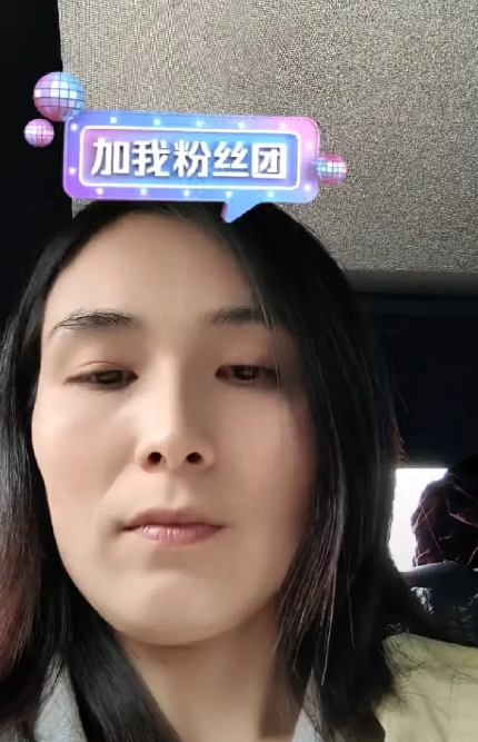 刚刚看到瑾汐直播视频里说，爸爸和她的哥哥视频聊天了说等五一大姐二姐她们都回来，到