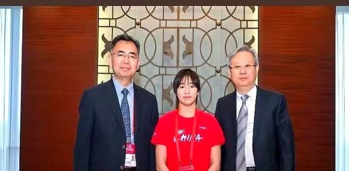 全红蝉带的国际货

有网友评论说：人家带货不是纸巾就是洗衣液，我们的蝉宝不是