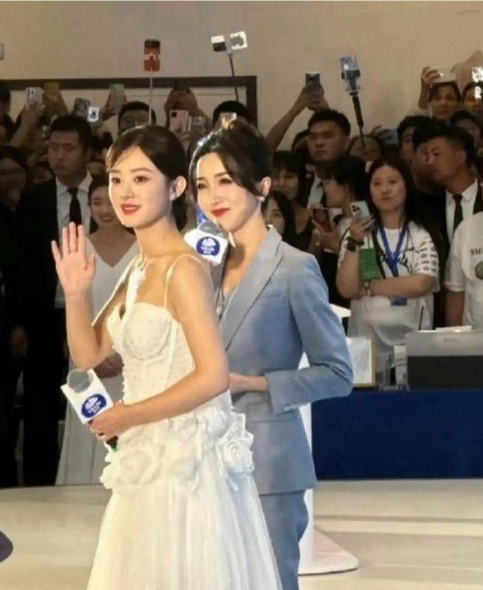 赵丽颖不但漂亮还自带氛围感，人怎么可以好看到这个程度啊 ​​​