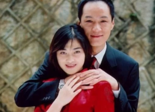 2012年，梅婷害羞地对秦昊说：我喜欢上了剧组的摄影师，你能帮我问问他愿不愿意娶