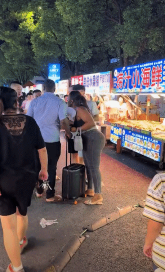 “这是在中国，别来这套！”浙江，一对黑人情侣吃完饭逃单，想在这里0元购，不料，老
