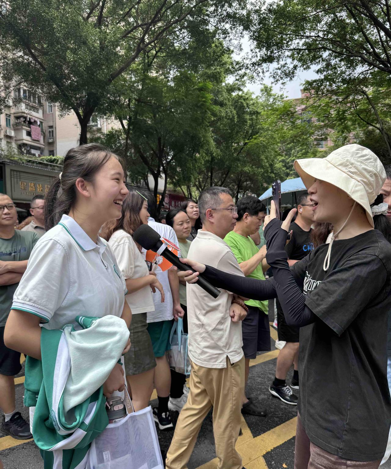 今天广州中考第二天，数学难不难呢？现场看见几位同学被《羊城晚报》采访了。
一位男