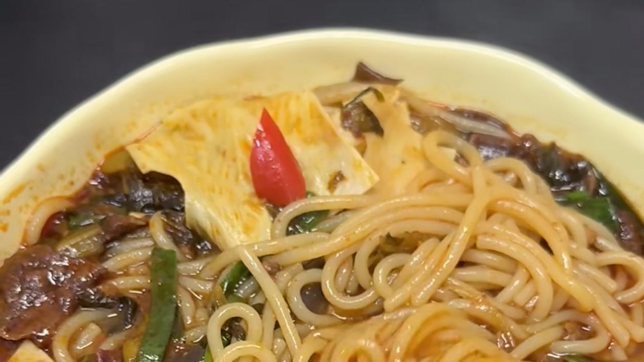 宿舍党狂喜！不用开火也能复刻云南小锅米线，5分钟搞定超浓肉酱版