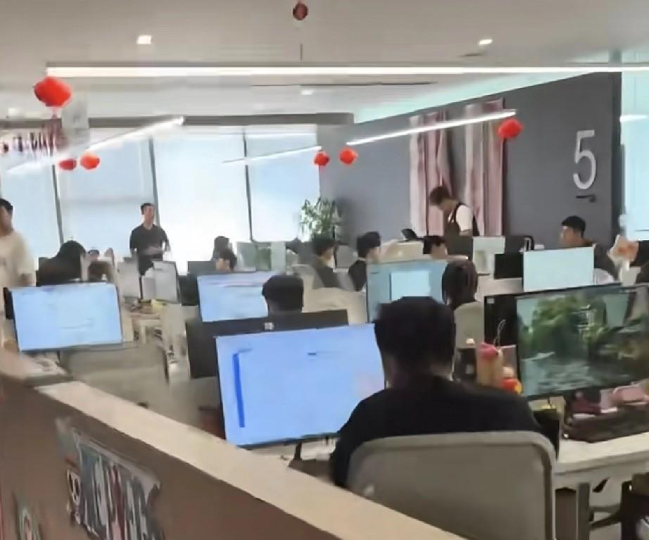 身在职场，打工就是打工，没必要太在乎别的。如果太在乎别的，你自己就输了！
当今社