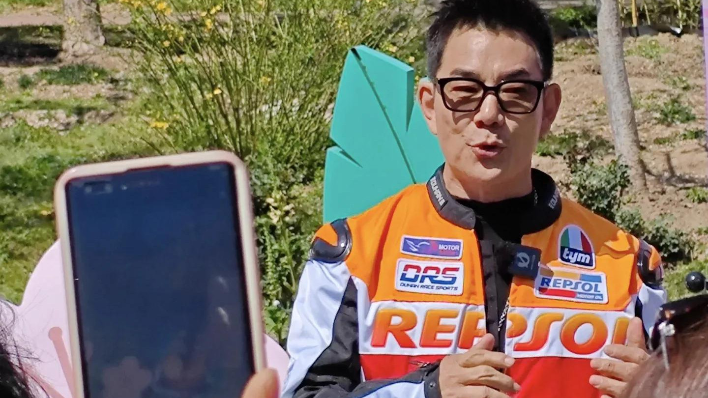 59岁任贤齐在北京，去玉渊潭赏花，在街边吹糖人，阵仗太大引轰动