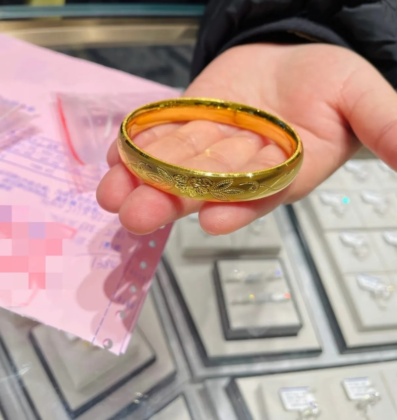 婆婆去世了，留下来大概100多克黄金，有的是我和老公给她买的，有的是大姑姐二姑姐
