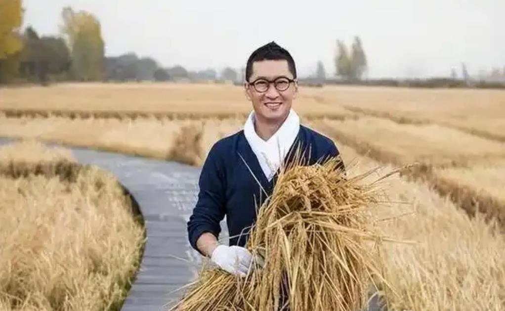 一次采访，主持人问周杰：“你恨林心如吗？”

周杰思考了一下：“当时肯定会，但是