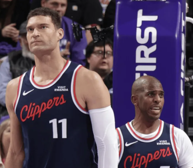 克里斯-保罗曾试图让布鲁克-洛佩斯出面，帮他争取留在快船：
昨晚晚上11点左右，